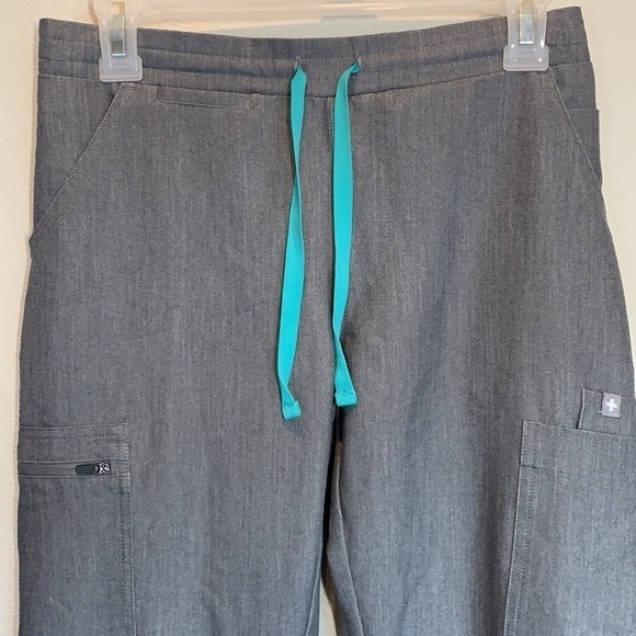 FIGS Yola Skinny Technical Collection Scrub Pants in Graphite Gray Size Medium - Picture 4 of 15